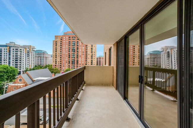 Building Photo - 3800 Fairfax Dr