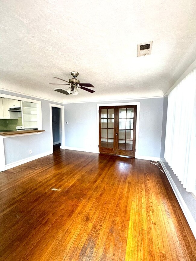 Building Photo - 550-550 W 20th St