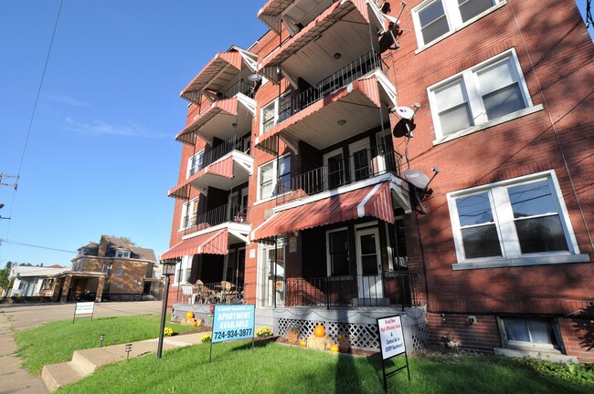 Building Photo - Updated Apartment in the Heart of Beaver F...