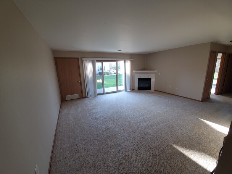 Living Room - 967 Roseland Dr