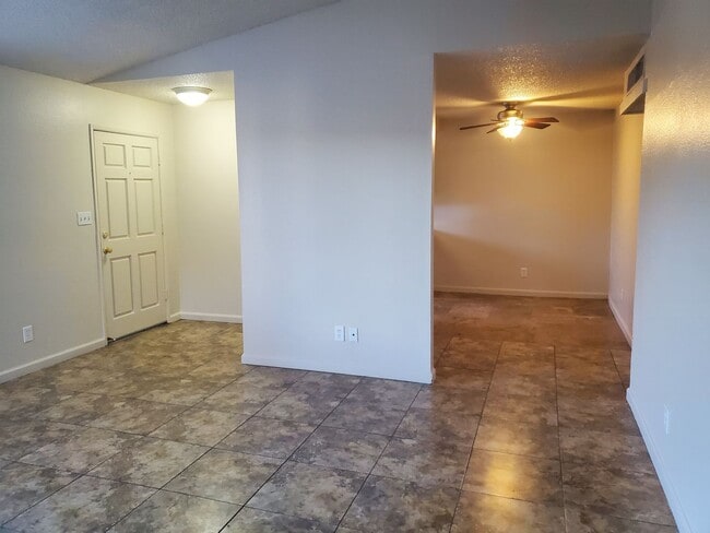 Building Photo - FLO1313