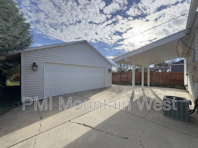 Building Photo - 1878 E Stratford Ave