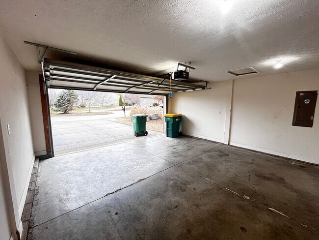 Building Photo - Beautiful 4 Bedroom and 2.5 Bath Home