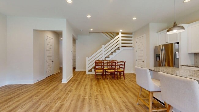 Building Photo - Owens Crossing Townhome