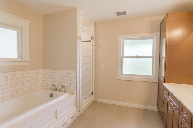 Building Photo - 6bd/3.75ba Seattle Home
