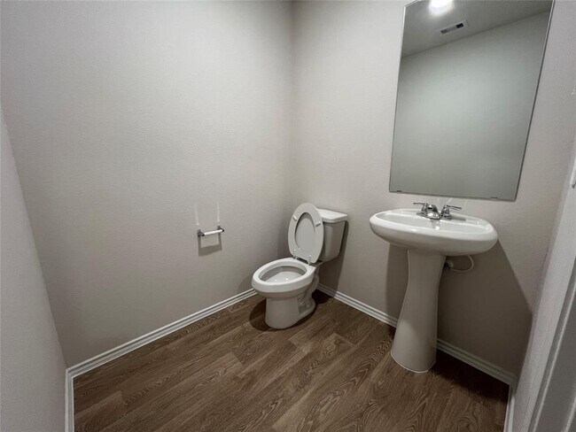 Building Photo - 221 Wirecrested Dr