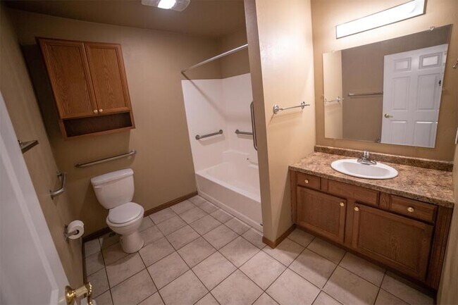 Building Photo - 830 E Elm Dr