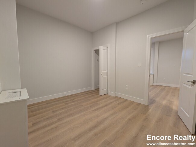 Building Photo - 24 Phillips St