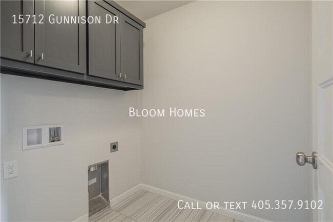 Building Photo - 15712 Gunnison Dr
