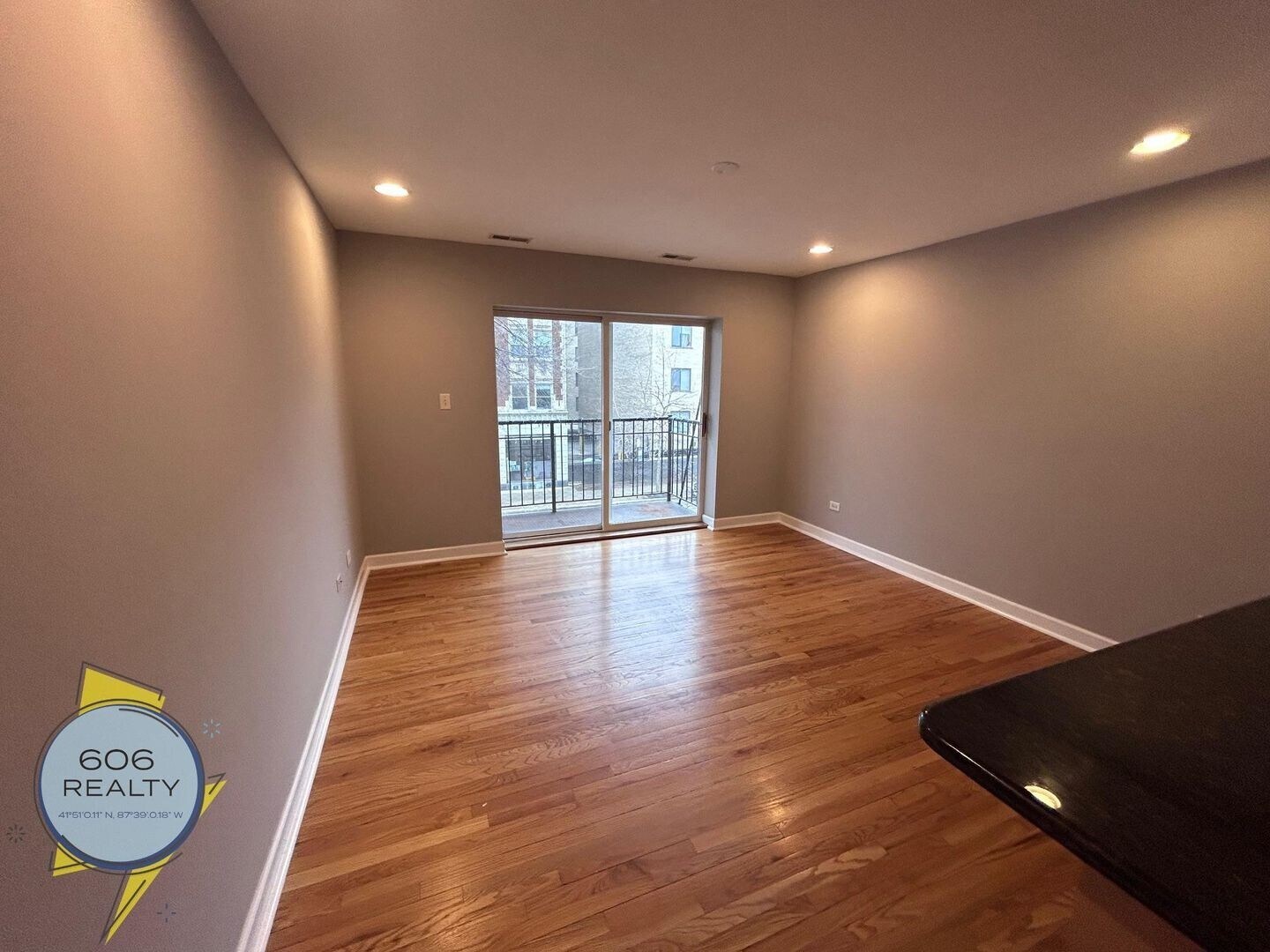 Building Photo - 6954 N Greenview Ave