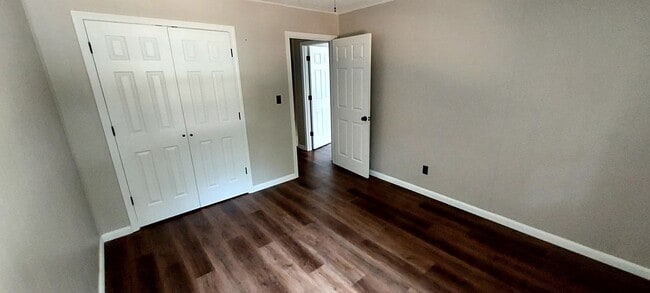 Building Photo - Charming 2-Bedroom Townhouse in Prime Loca...