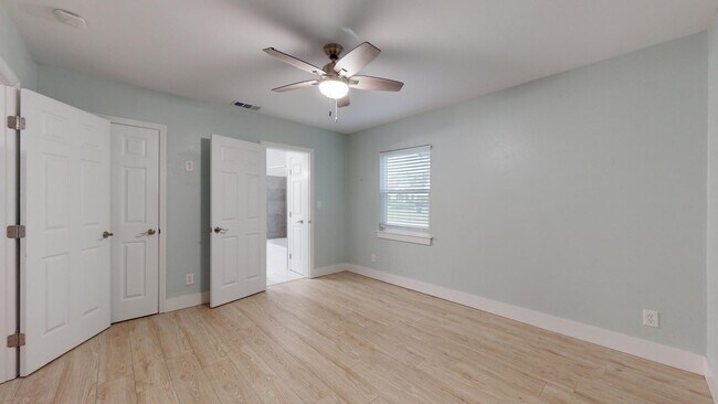 Building Photo - 214 15th Ave W