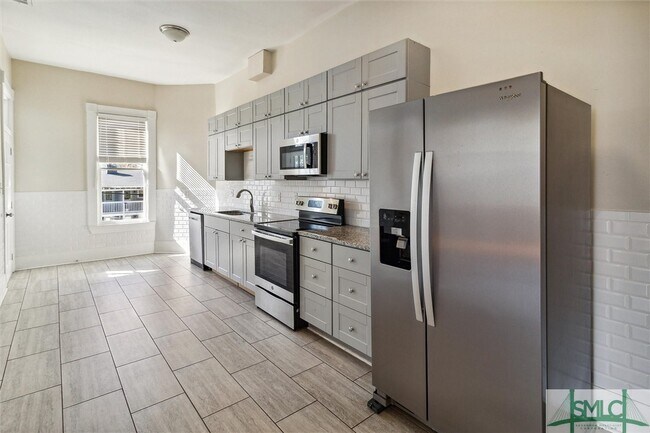 Building Photo - 413 E Waldburg St
