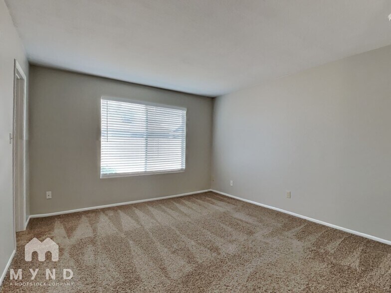 Building Photo - 5632 W Comet Ave