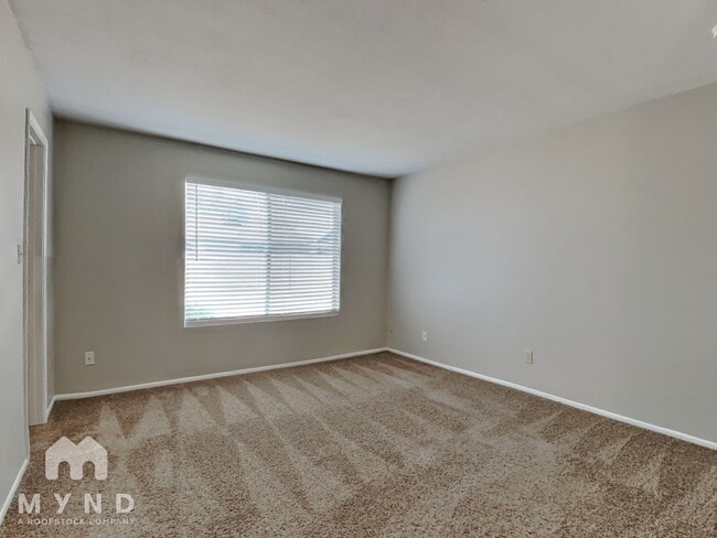 Building Photo - 5632 W Comet Ave