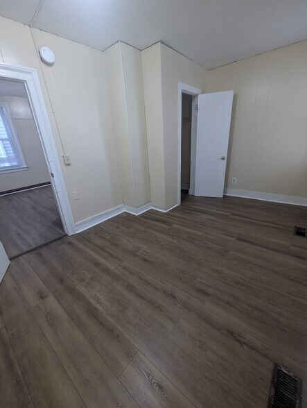 Building Photo - 34 Hallock St