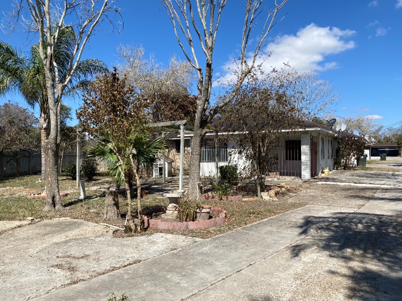 Building Photo - 613 E Expressway 83