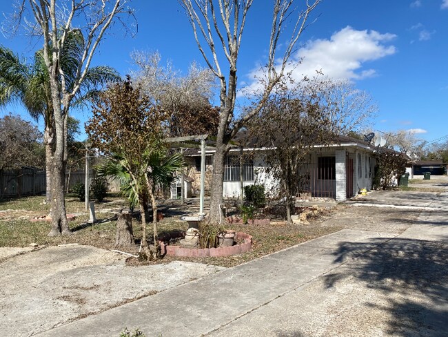 Building Photo - 613 E Expressway 83