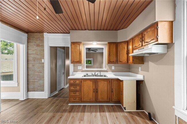 Building Photo - 118 Spring Ave