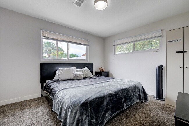 Building Photo - Fully Furnished or Unfurnished 3 BR / NO HOA