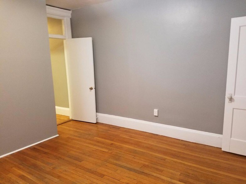 Building Photo - 143 Park Dr