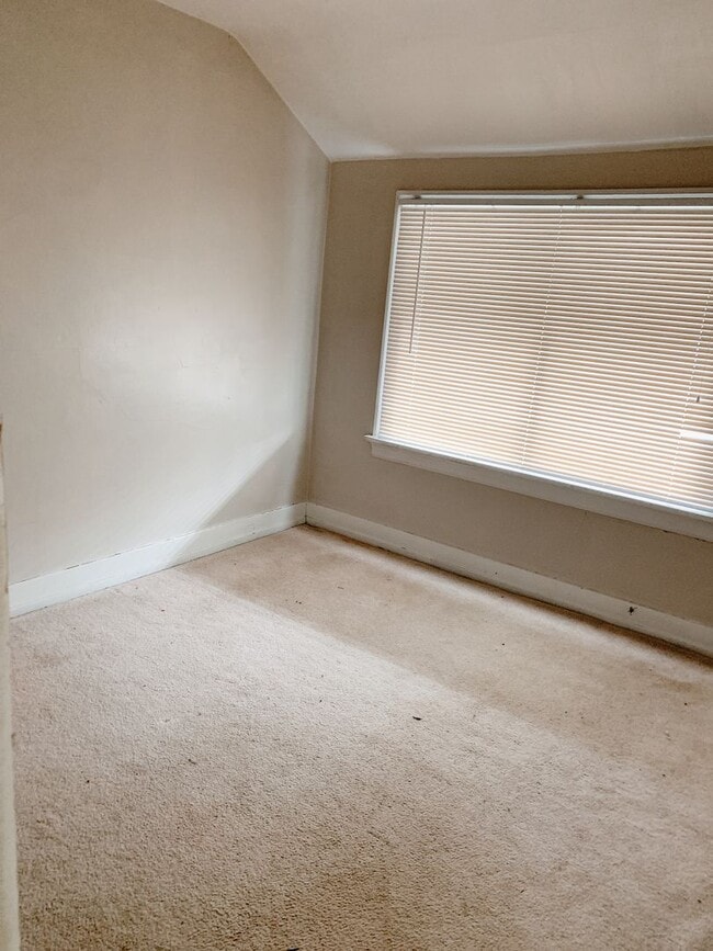 Building Photo - PRELEASING:  A 7+ bedroom/ 2 bath home in York Neighborhood!