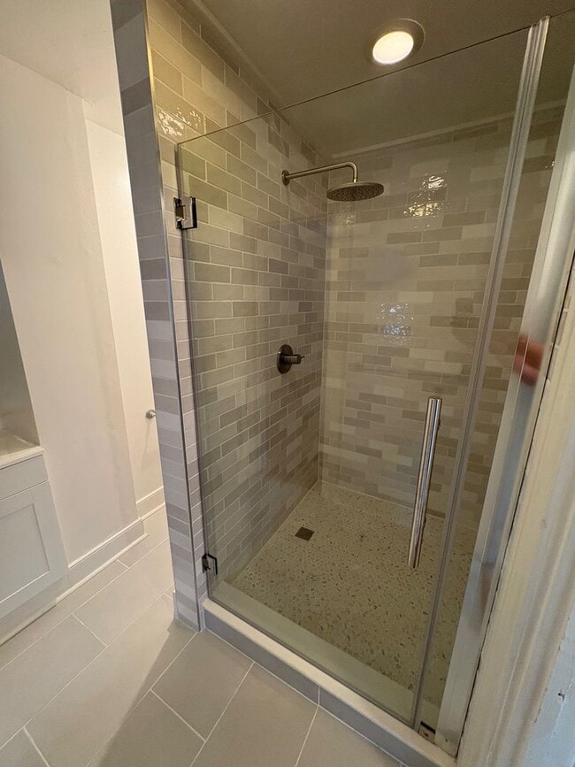 Building Photo - Spacious Three Bedroom Apartment on Calhoun Street