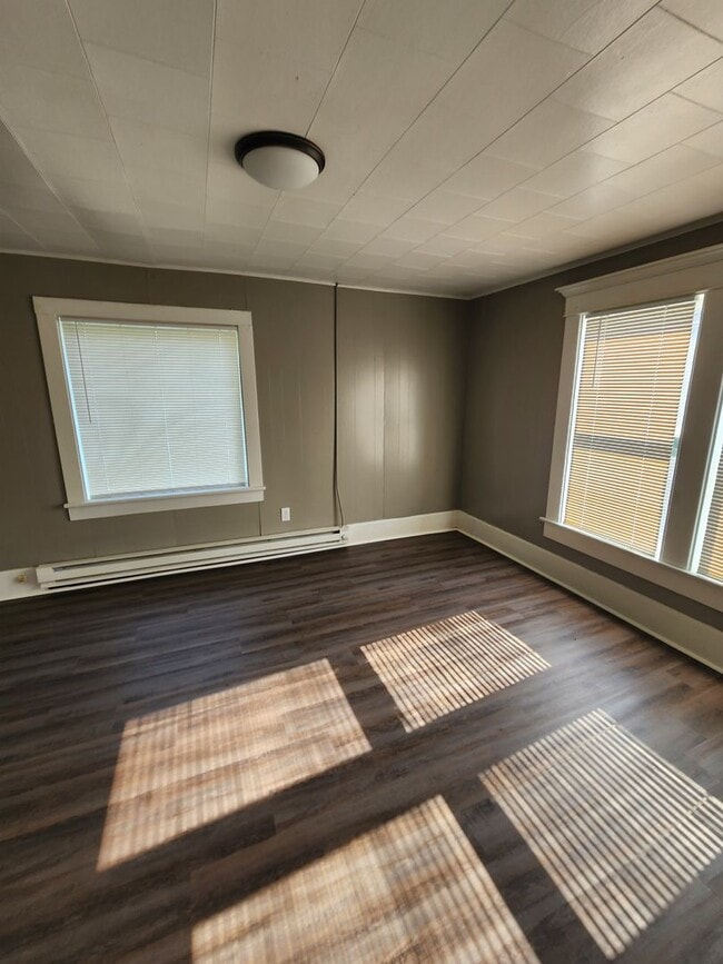 Building Photo - 1-01-1/2 11th St