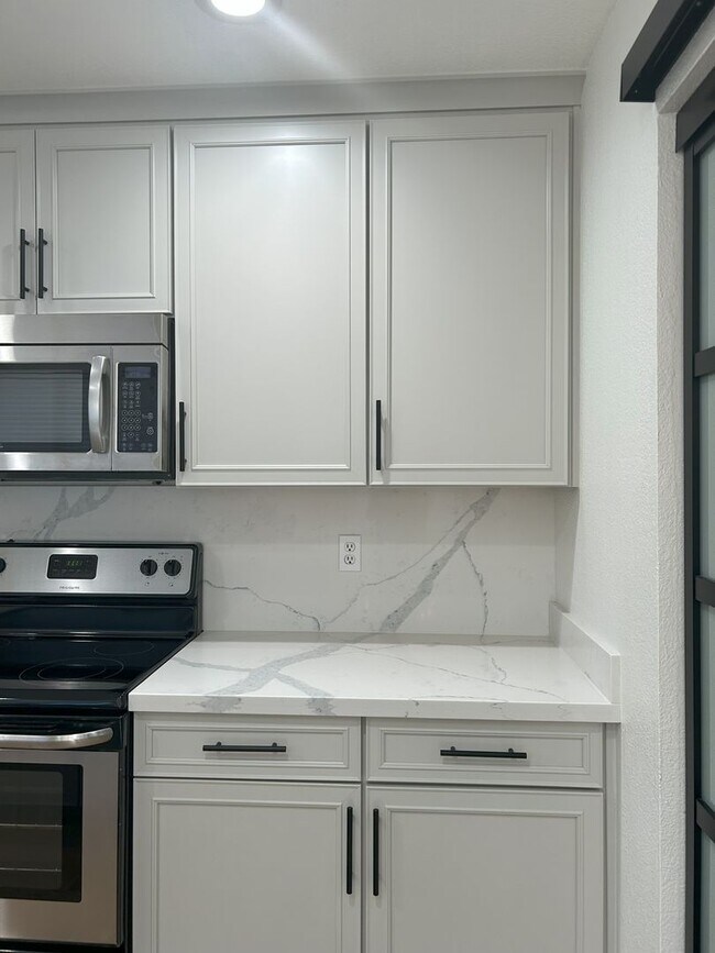 Building Photo - 2 Bedroom/2 bath Condo in the Mission de L...