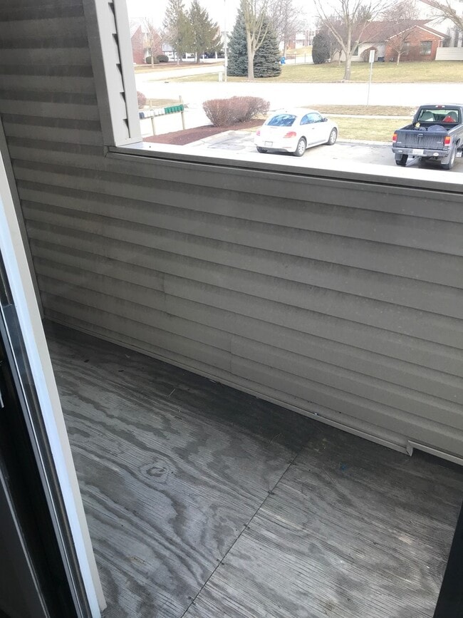 Building Photo - Bright and Updated Apartment with 2 Balconies!