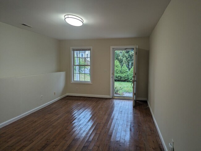 Building Photo - 33 Hallock St
