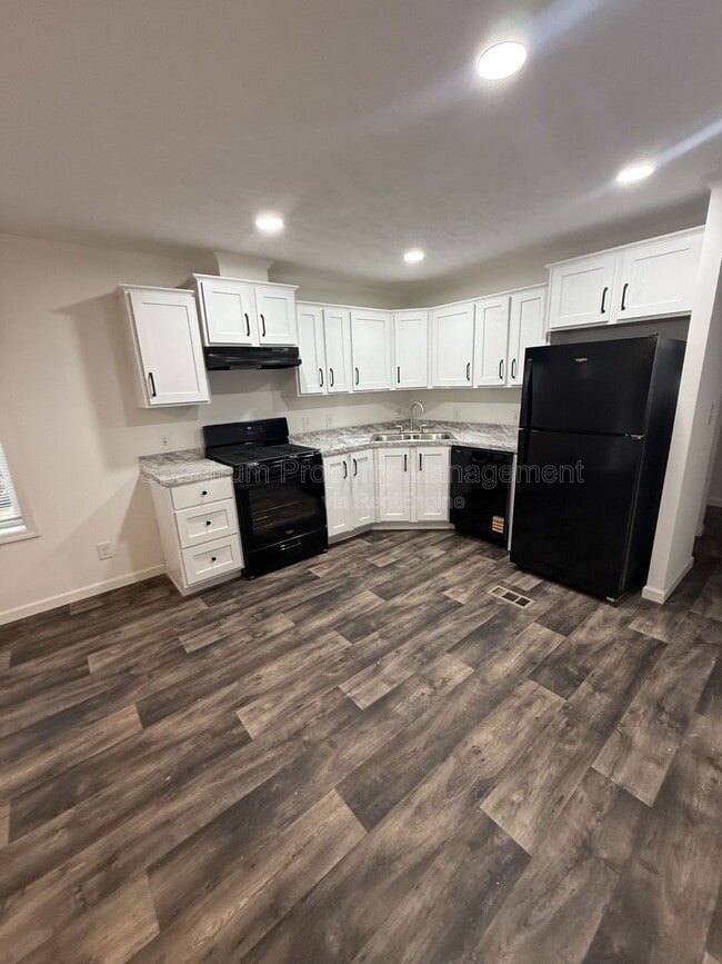 Building Photo - 18 Abbott St