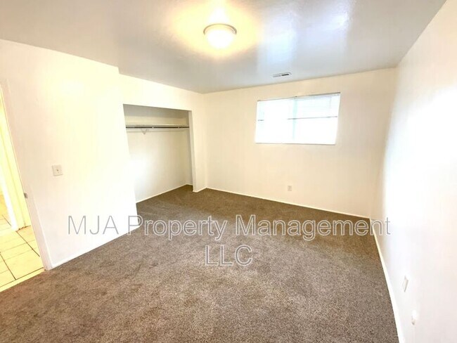Building Photo - 2523 S Lakecrest Dr