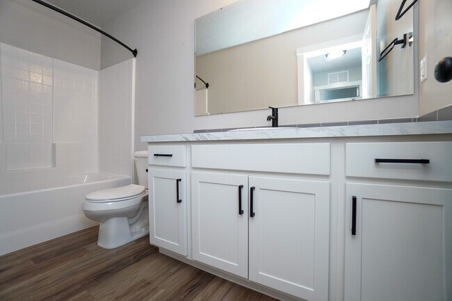 Building Photo - 1512 W Cub River Dr