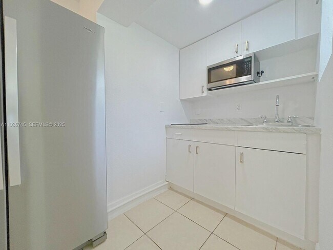 Building Photo - 121 SW 51st Ave