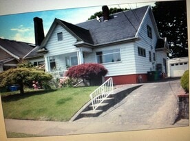 Building Photo - 3213 NE 11th Ave