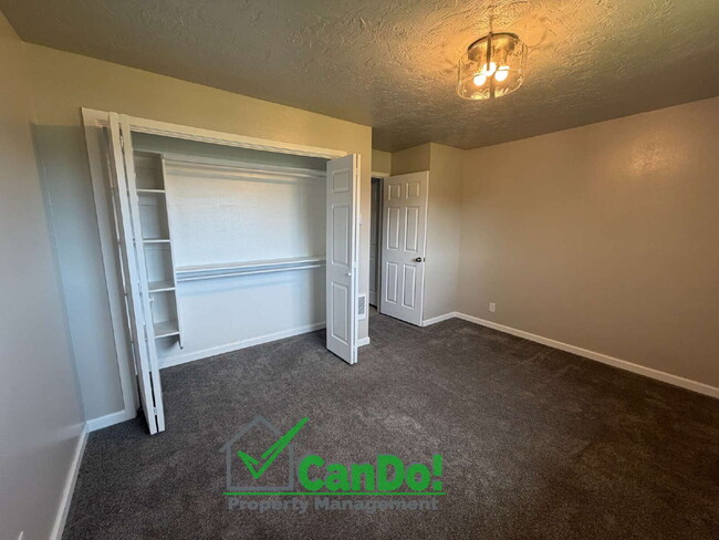 Building Photo - Now Available! Freshly Remodeled 2 bedroom, 1 bathroom apartment in Blackfoot with Fiber Internet.