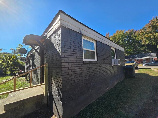 Building Photo - 802 N Dunlap St