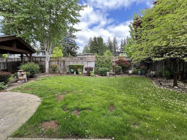 Building Photo - Luxury 5 Bedroom Home with Soaking Tub, Chef’s Kitchen & Expansive Primary Suite