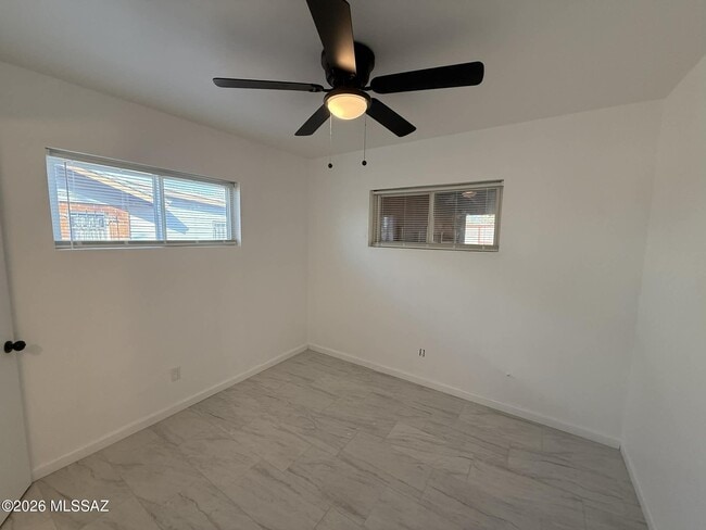 Building Photo - 333 E Linden St