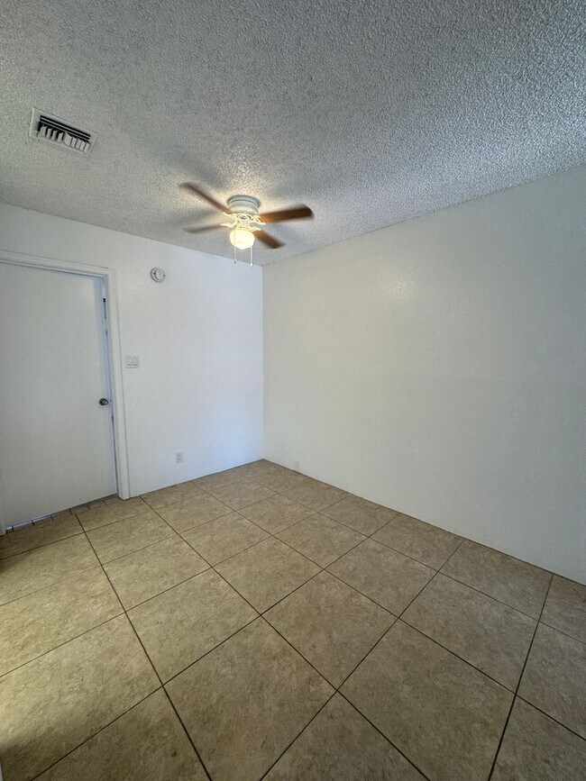 Building Photo - Beautiful small community has a one bedroo...