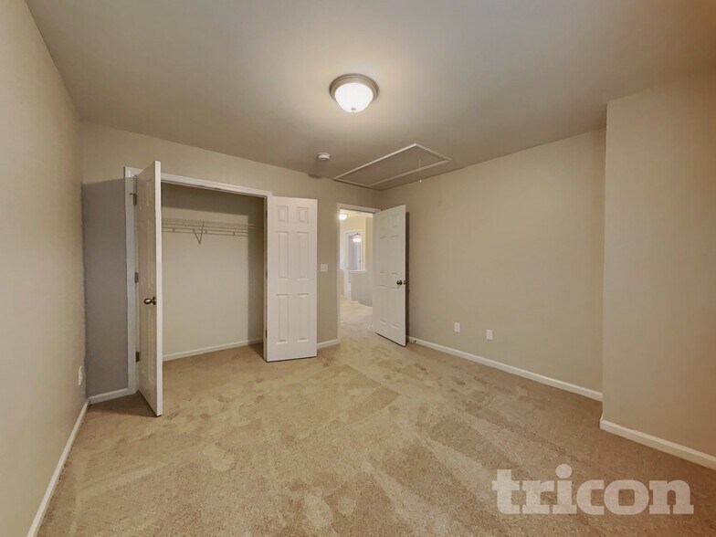 Building Photo - 2120 Clear Brook Dr