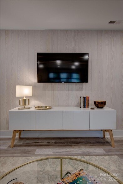 Building Photo - 3945 Rockfern Rd