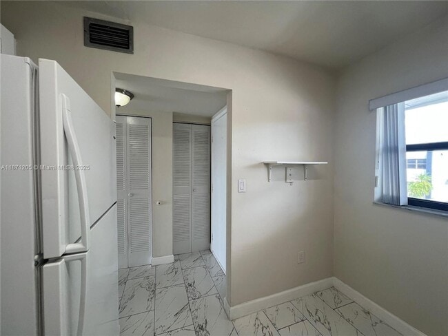 Building Photo - 480 W Park Dr