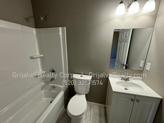 Building Photo - 2750 La Verne Ave N