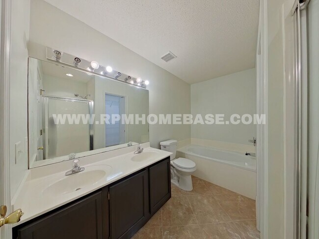 Building Photo - Crestview Charm: 4 Bedroom Home with Hard Floors and Fenced Yard!