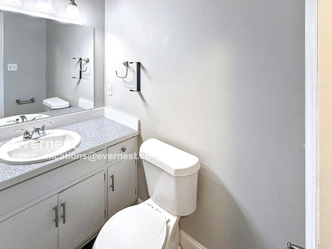 Building Photo - 2125 Merry Dr NE
