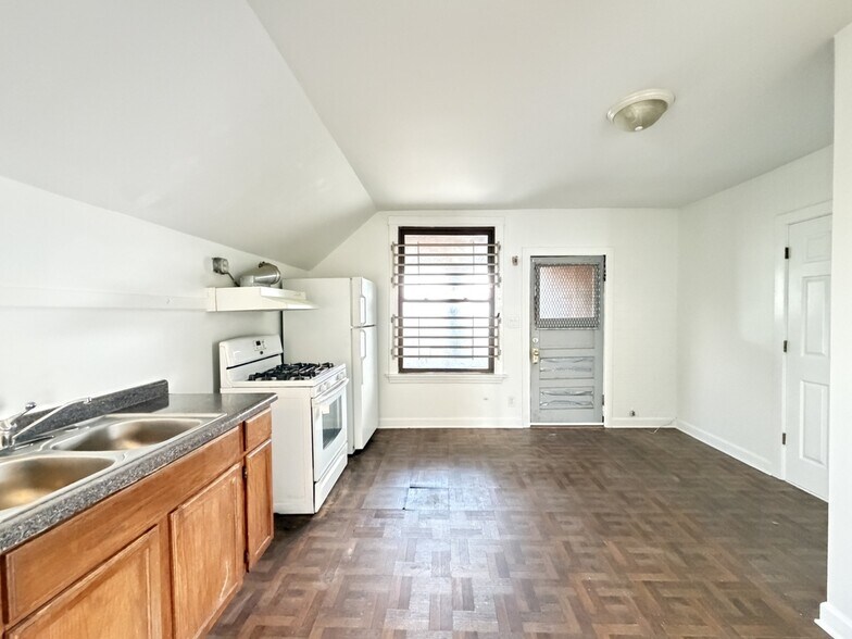 Building Photo - 1609 N McVicker Ave