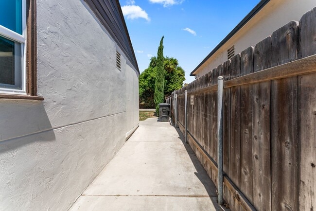 Building Photo - Nicely Remodeled 3 Bed 2 Bath in West Chul...