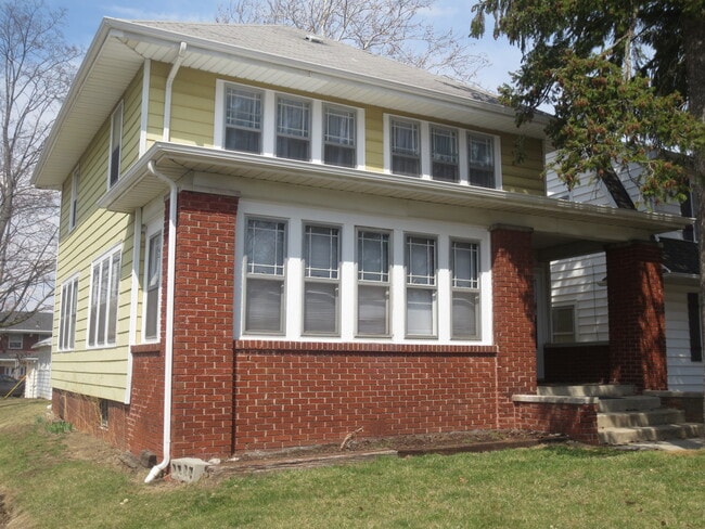 Building Photo - 826 Nuttman Ave